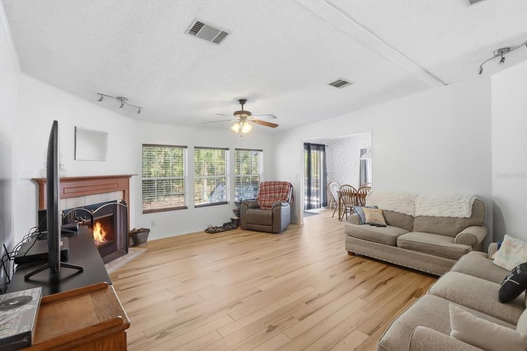 For Sale: $275,000 (4 beds, 2 baths, 2000 Square Feet)