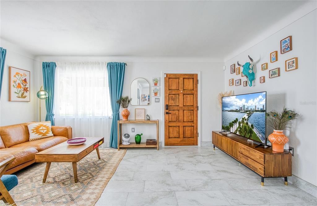 Под контрактом: $439,950 (2 спален, 1 ванн, 900 Квадратных фут)