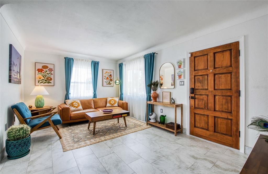 Под контрактом: $439,950 (2 спален, 1 ванн, 900 Квадратных фут)