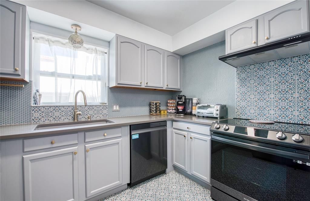 Под контрактом: $439,950 (2 спален, 1 ванн, 900 Квадратных фут)