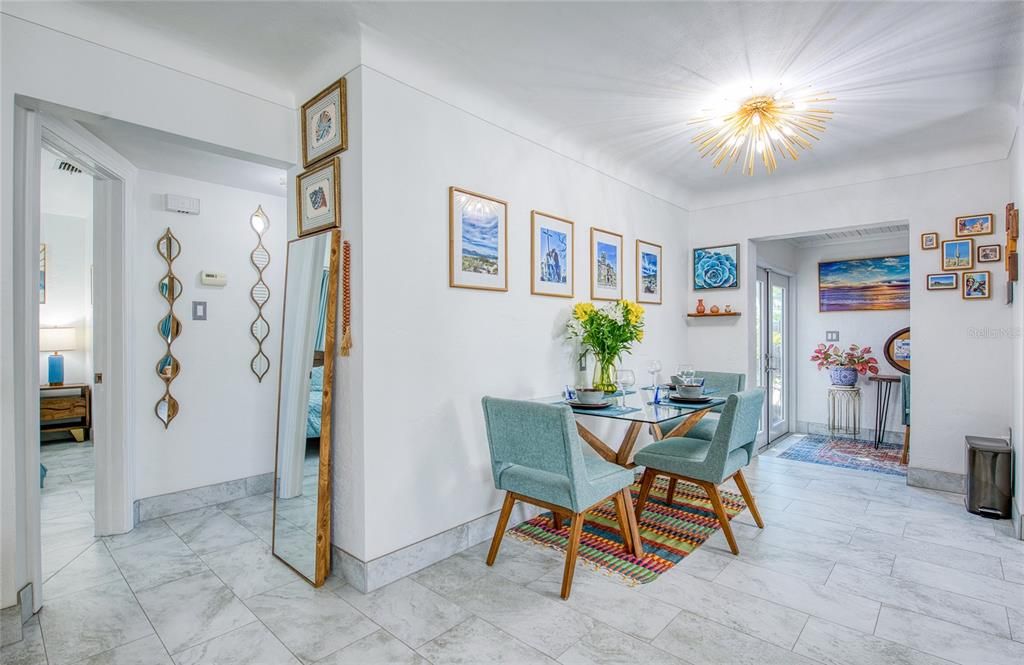 Под контрактом: $439,950 (2 спален, 1 ванн, 900 Квадратных фут)