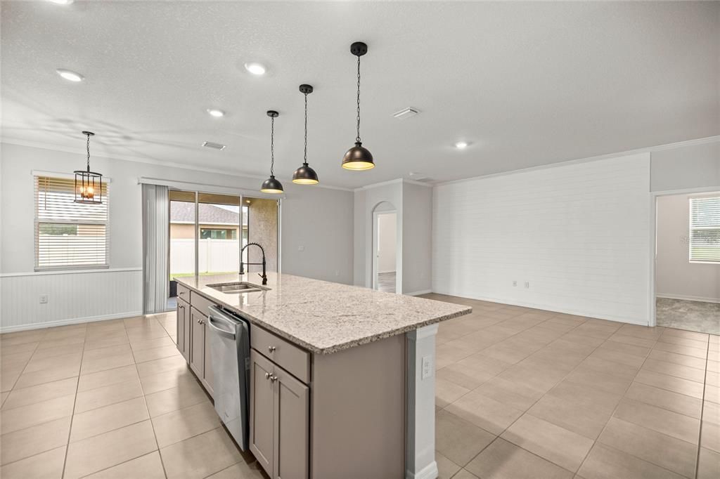 For Rent: $2,000 (2 beds, 2 baths, 1850 Square Feet)