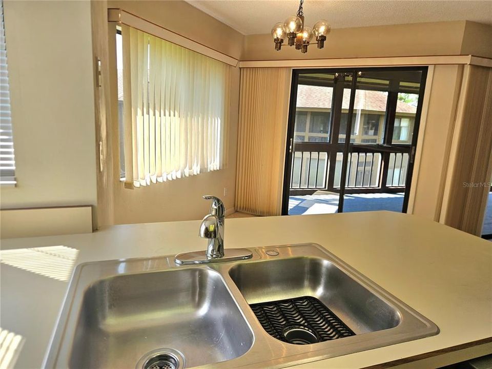 На продажу: $169,000 (2 спален, 2 ванн, 1098 Квадратных фут)