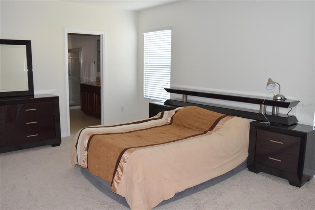 Activo con contrato: $390,000 (3 camas, 2 baños, 1770 Pies cuadrados)