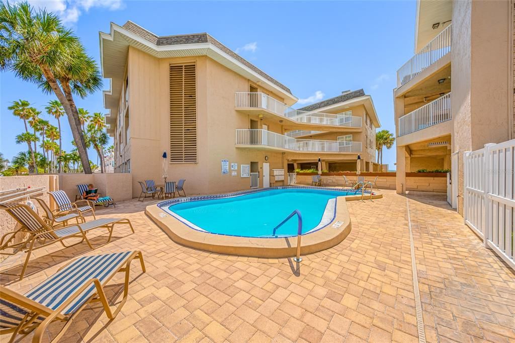 For Sale: $690,000 (2 beds, 2 baths, 1065 Square Feet)