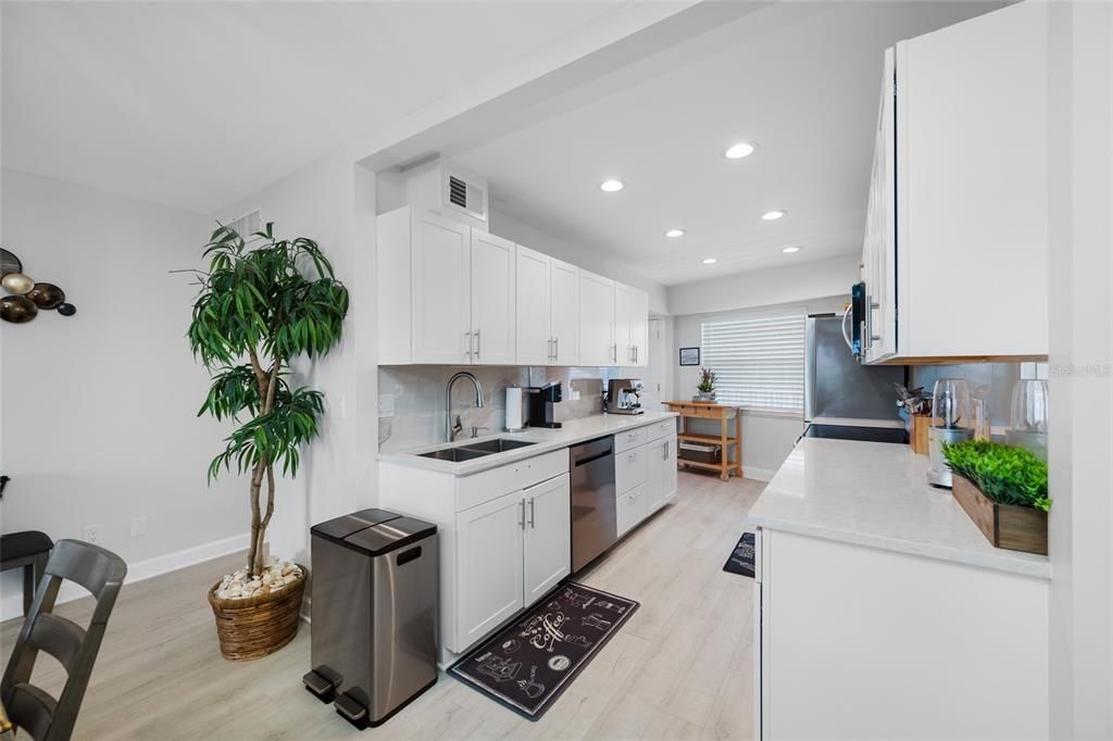 For Sale: $690,000 (2 beds, 2 baths, 1065 Square Feet)
