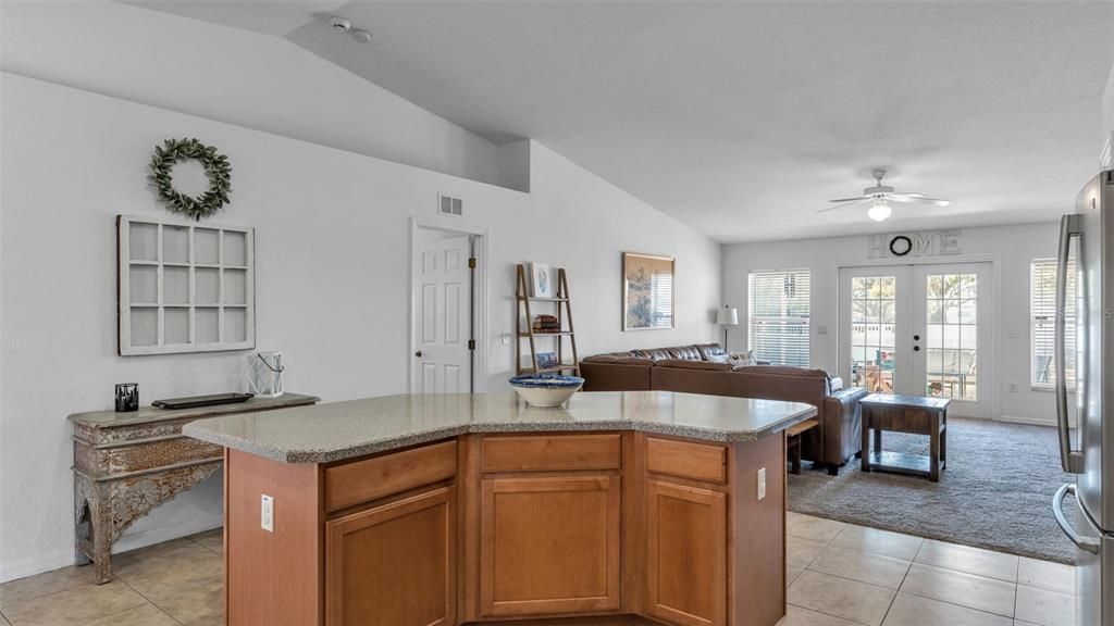 En Venta: $355,000 (3 camas, 2 baños, 1960 Pies cuadrados)