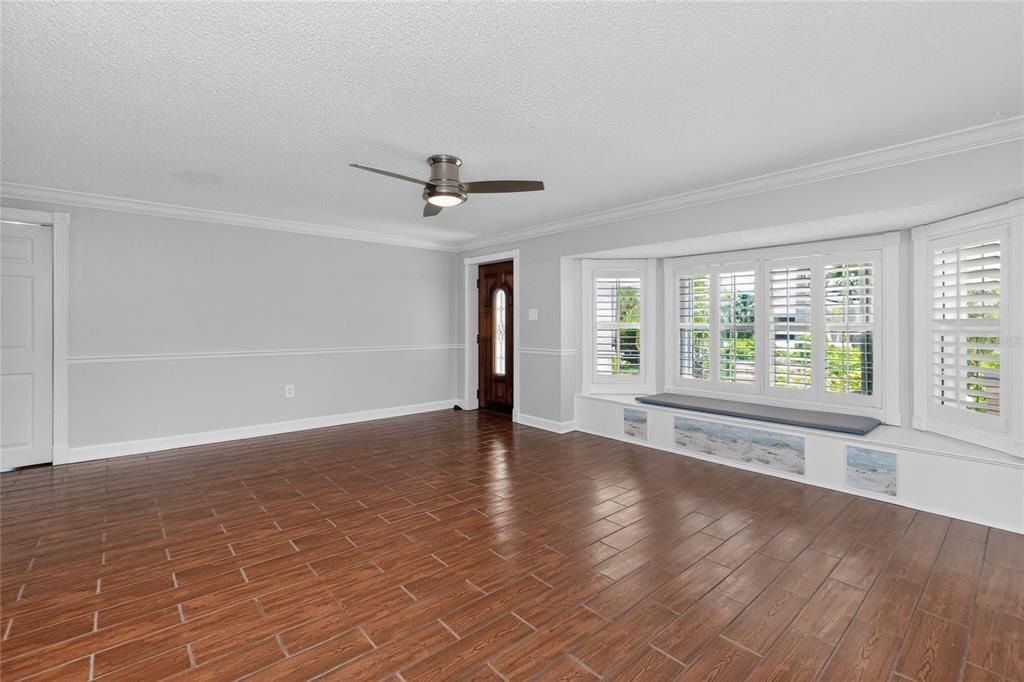 Activo con contrato: $485,000 (3 camas, 2 baños, 2432 Pies cuadrados)