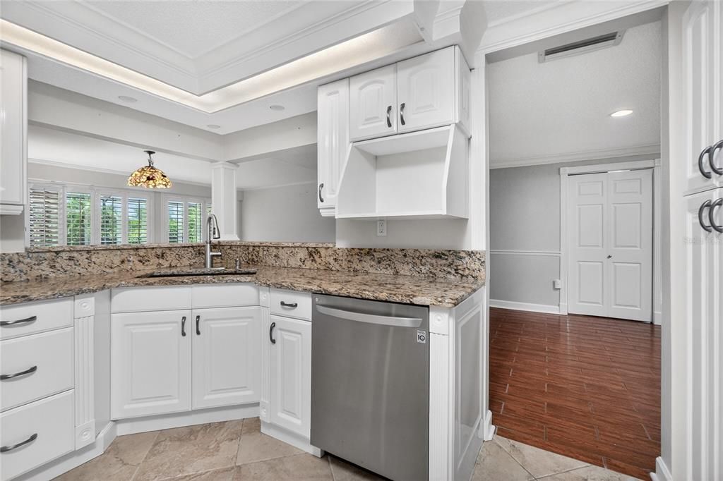 Activo con contrato: $485,000 (3 camas, 2 baños, 2432 Pies cuadrados)