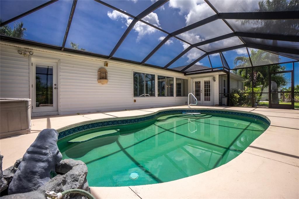 Activo con contrato: $485,000 (3 camas, 2 baños, 2432 Pies cuadrados)