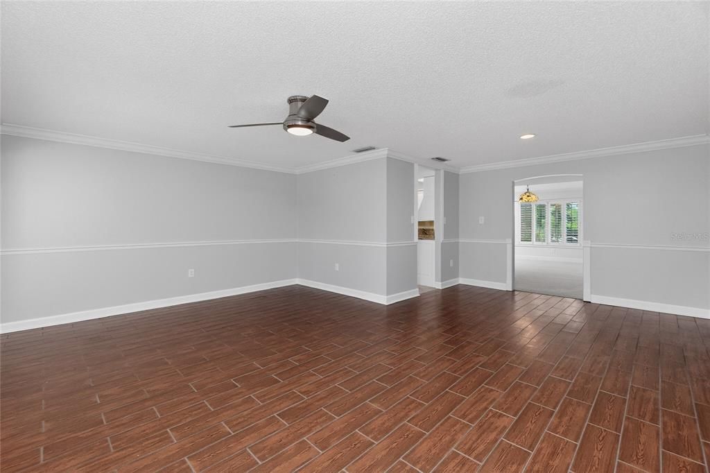 Activo con contrato: $485,000 (3 camas, 2 baños, 2432 Pies cuadrados)