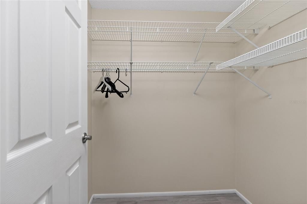 Activo con contrato: $485,000 (3 camas, 2 baños, 2432 Pies cuadrados)