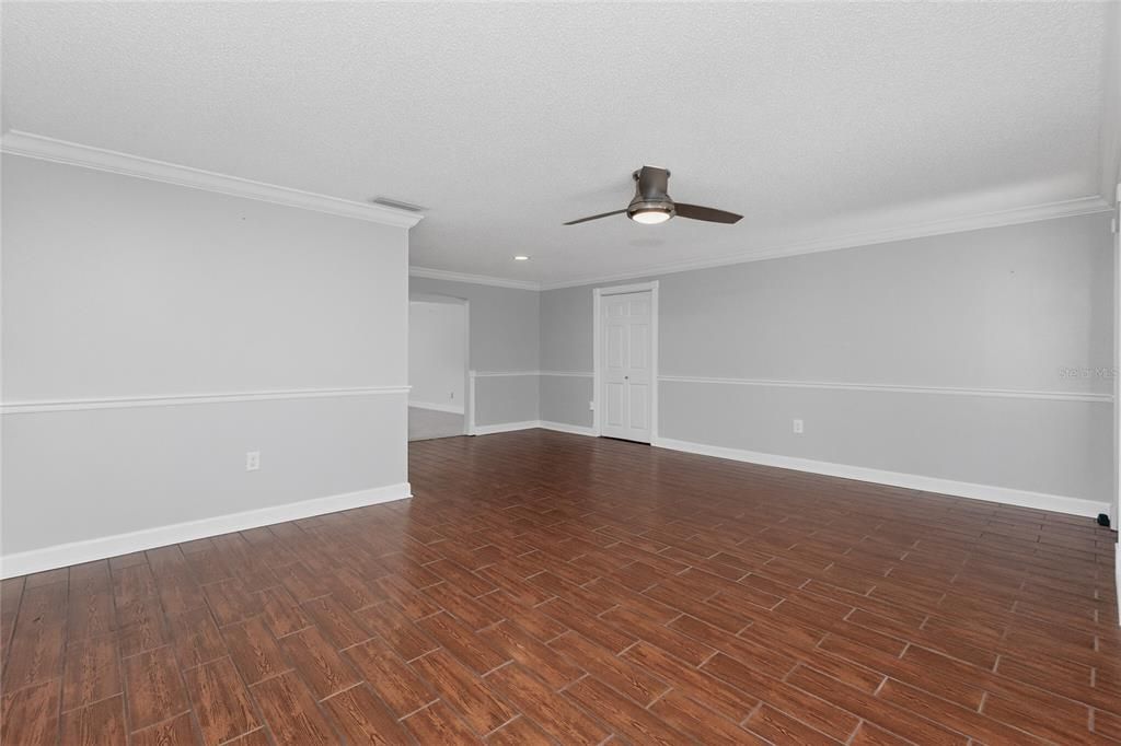Activo con contrato: $485,000 (3 camas, 2 baños, 2432 Pies cuadrados)
