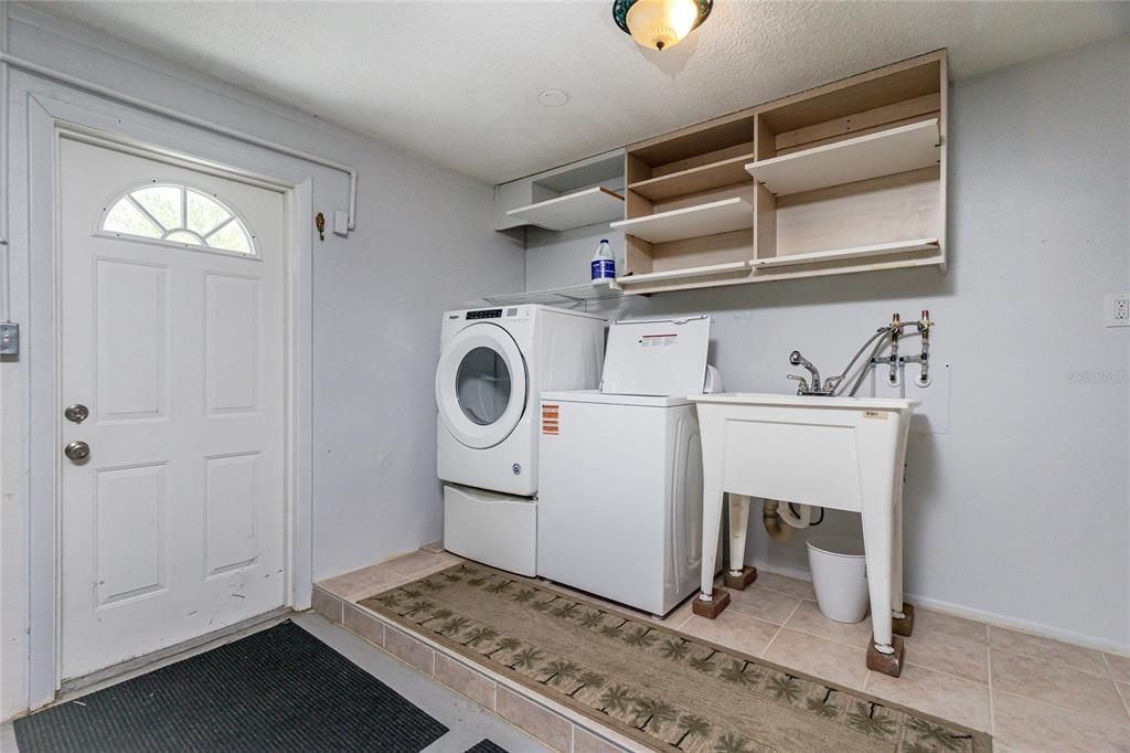 Activo con contrato: $485,000 (3 camas, 2 baños, 2432 Pies cuadrados)