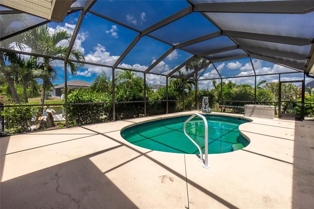 Activo con contrato: $485,000 (3 camas, 2 baños, 2432 Pies cuadrados)