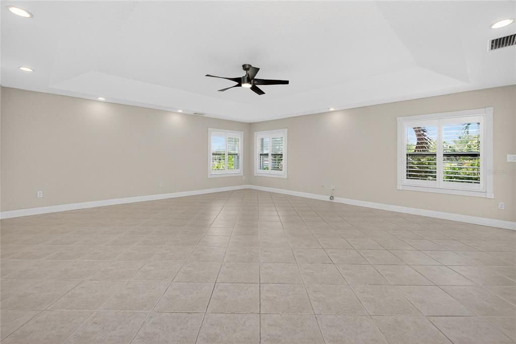 Activo con contrato: $485,000 (3 camas, 2 baños, 2432 Pies cuadrados)