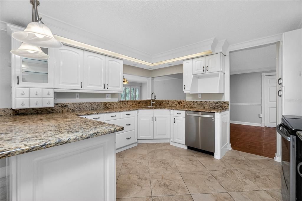 Activo con contrato: $485,000 (3 camas, 2 baños, 2432 Pies cuadrados)