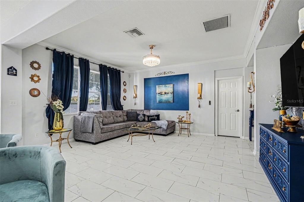 Activo con contrato: $399,900 (5 camas, 2 baños, 3146 Pies cuadrados)