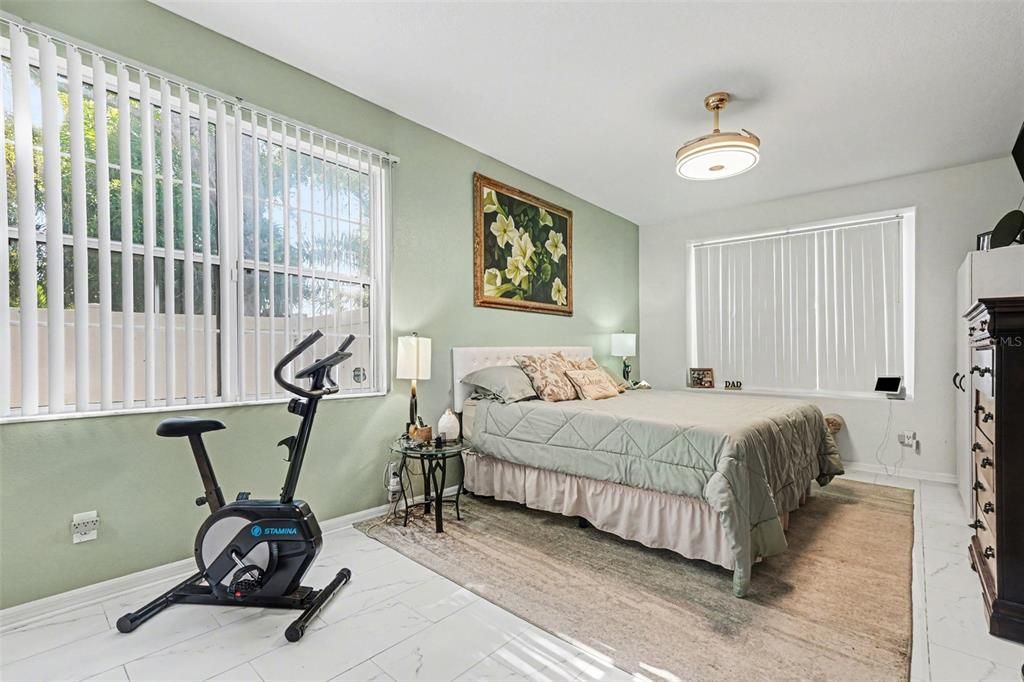 Activo con contrato: $399,900 (5 camas, 2 baños, 3146 Pies cuadrados)
