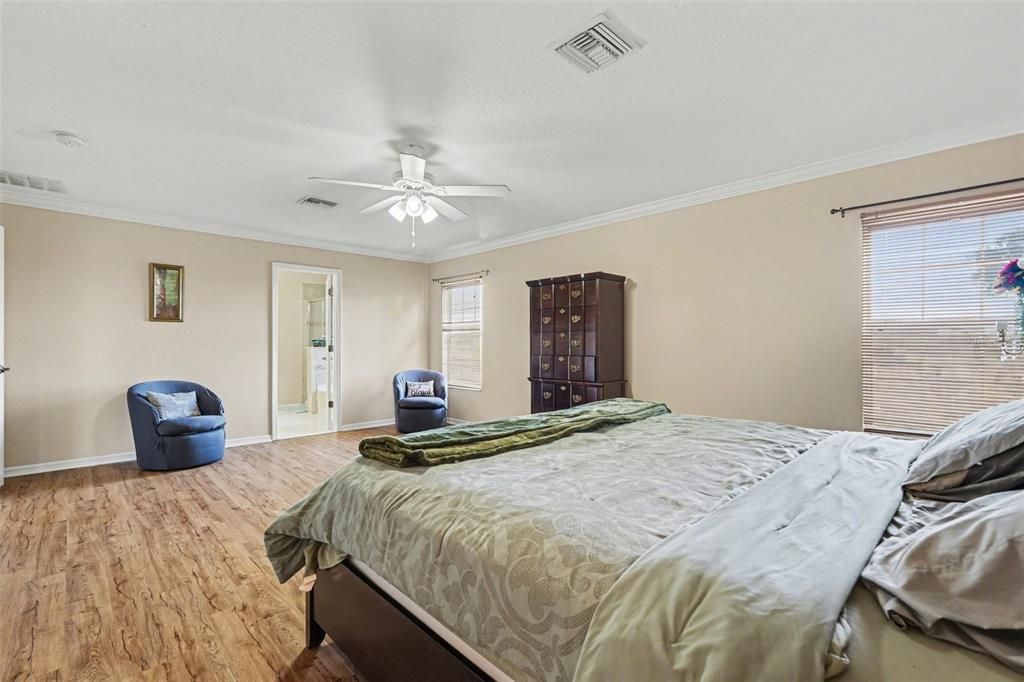 Activo con contrato: $399,900 (5 camas, 2 baños, 3146 Pies cuadrados)