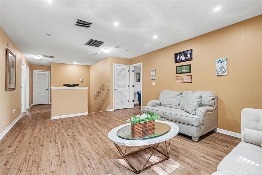Activo con contrato: $399,900 (5 camas, 2 baños, 3146 Pies cuadrados)