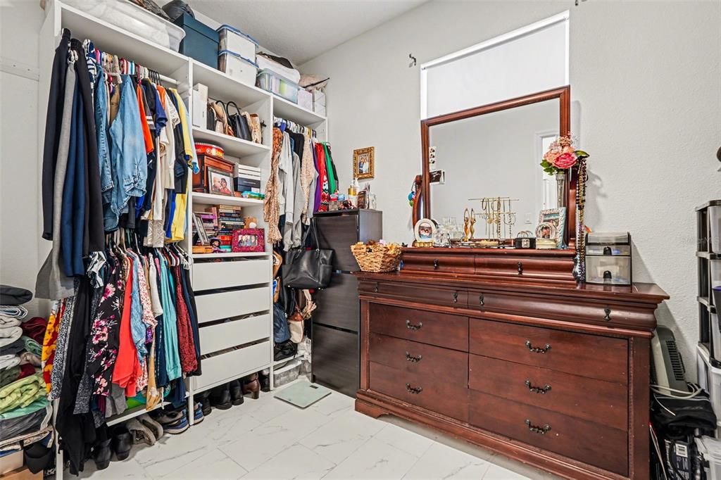 Activo con contrato: $399,900 (5 camas, 2 baños, 3146 Pies cuadrados)