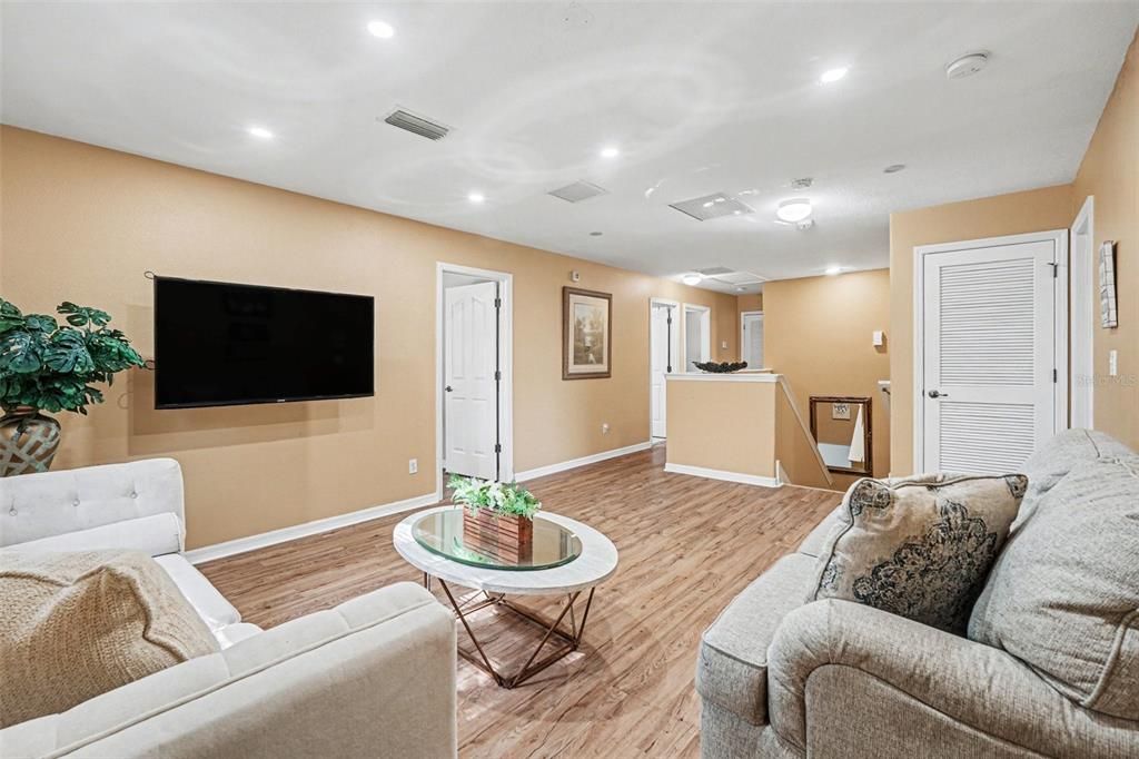 Activo con contrato: $399,900 (5 camas, 2 baños, 3146 Pies cuadrados)