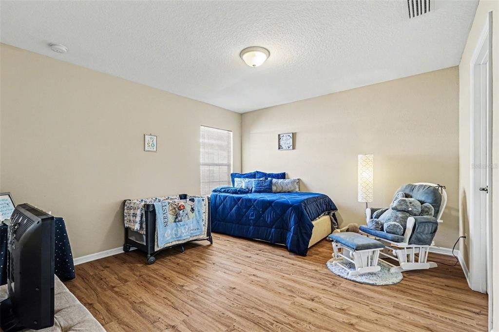 Activo con contrato: $399,900 (5 camas, 2 baños, 3146 Pies cuadrados)