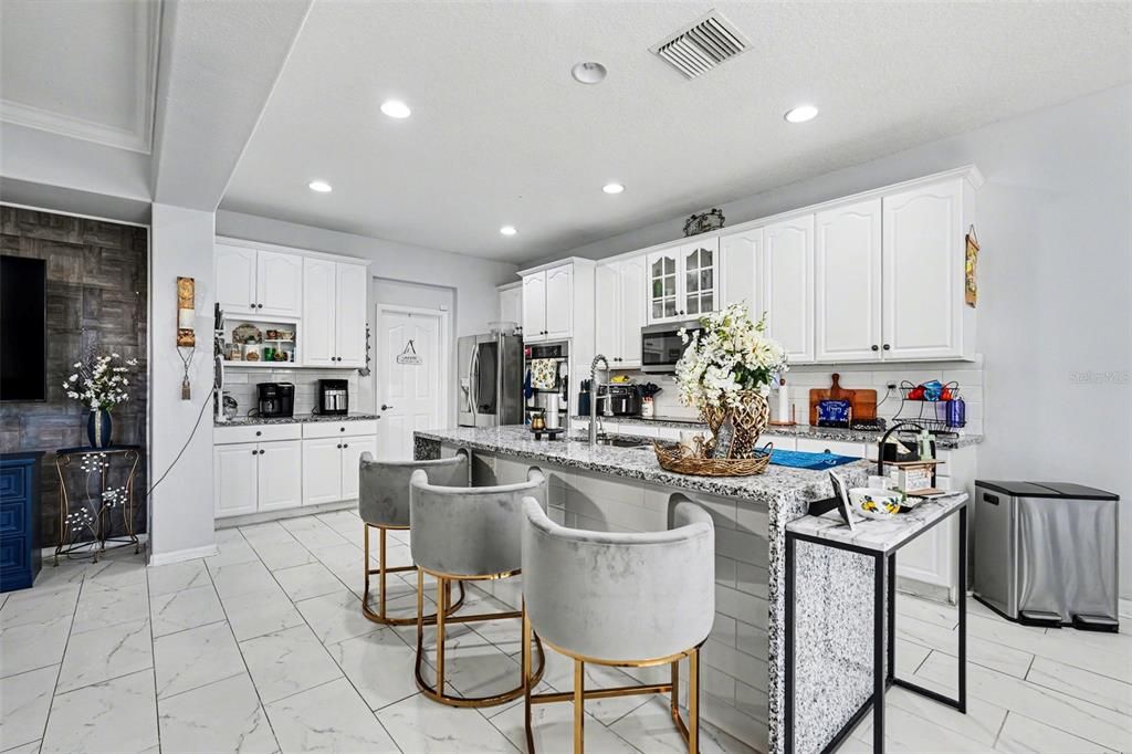 Activo con contrato: $399,900 (5 camas, 2 baños, 3146 Pies cuadrados)