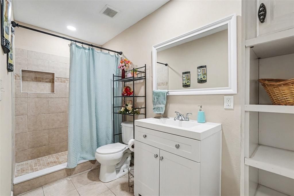 Activo con contrato: $399,900 (5 camas, 2 baños, 3146 Pies cuadrados)
