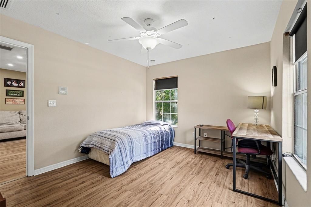 Activo con contrato: $399,900 (5 camas, 2 baños, 3146 Pies cuadrados)