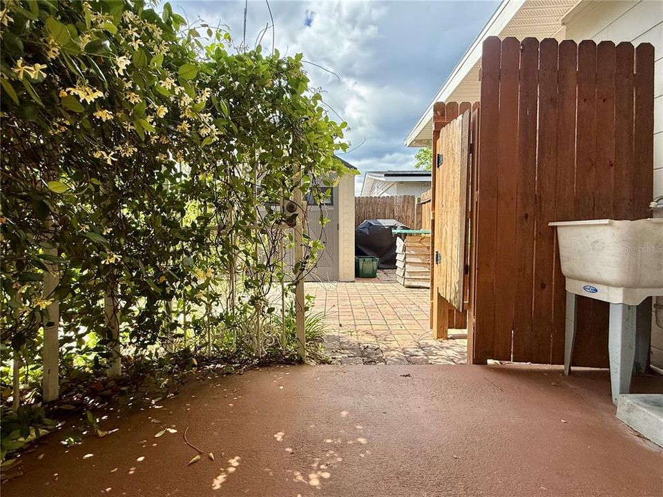 For Rent: $2,000 (2 beds, 1 baths, 878 Square Feet)