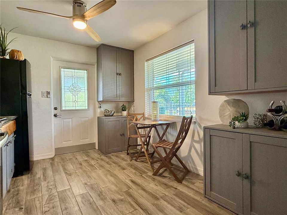 For Rent: $2,000 (2 beds, 1 baths, 878 Square Feet)