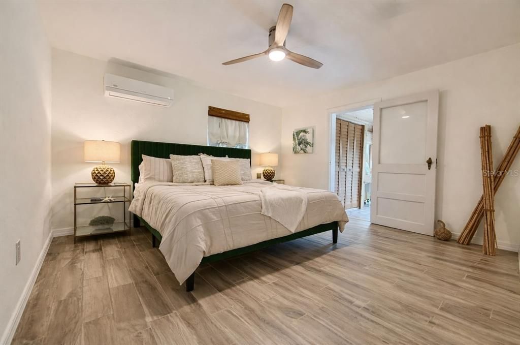 For Rent: $2,000 (2 beds, 1 baths, 878 Square Feet)