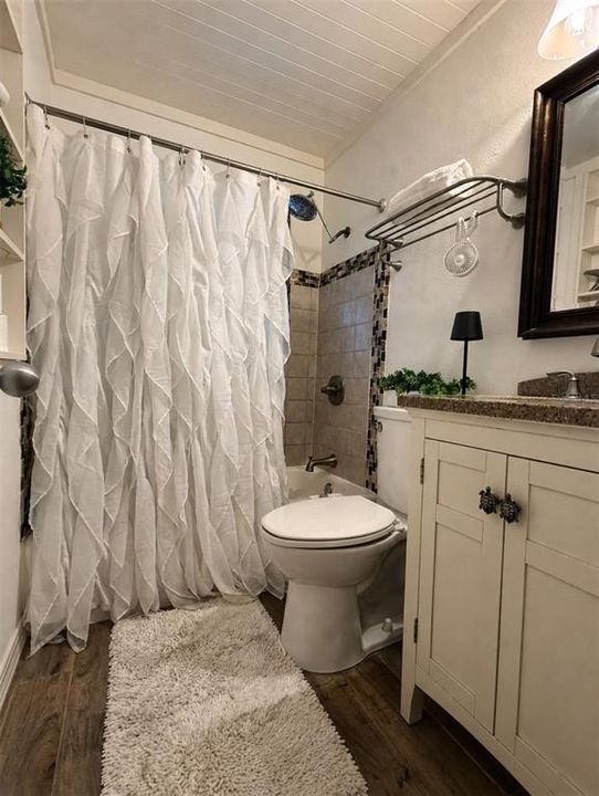 For Rent: $2,000 (2 beds, 1 baths, 878 Square Feet)