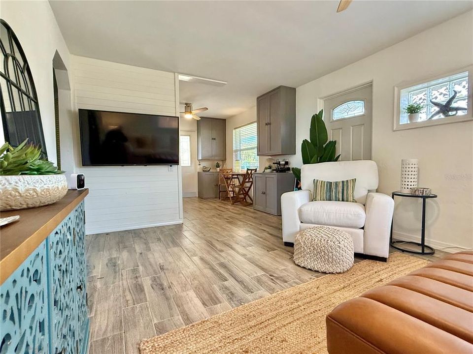 For Rent: $2,000 (2 beds, 1 baths, 878 Square Feet)