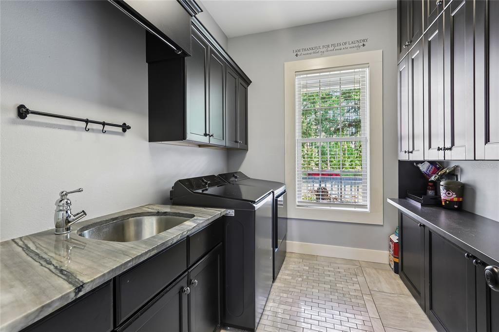 Activo con contrato: $2,599,000 (7 camas, 6 baños, 8047 Pies cuadrados)