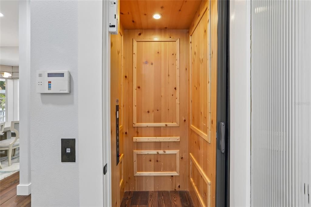 Activo con contrato: $2,599,000 (7 camas, 6 baños, 8047 Pies cuadrados)