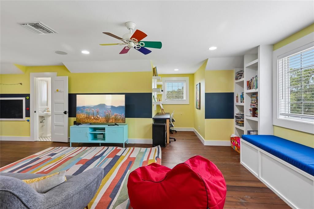Activo con contrato: $2,599,000 (7 camas, 6 baños, 8047 Pies cuadrados)