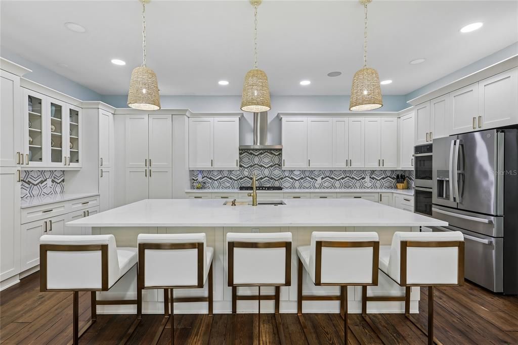 Activo con contrato: $2,599,000 (7 camas, 6 baños, 8047 Pies cuadrados)