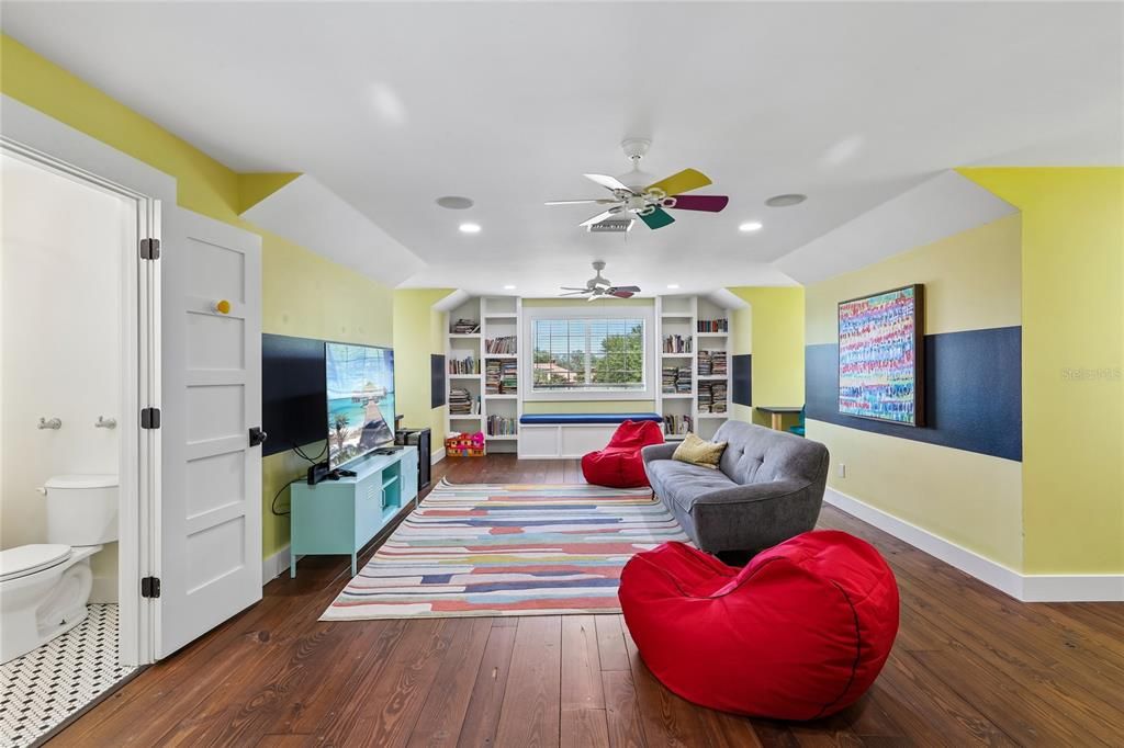 Activo con contrato: $2,599,000 (7 camas, 6 baños, 8047 Pies cuadrados)