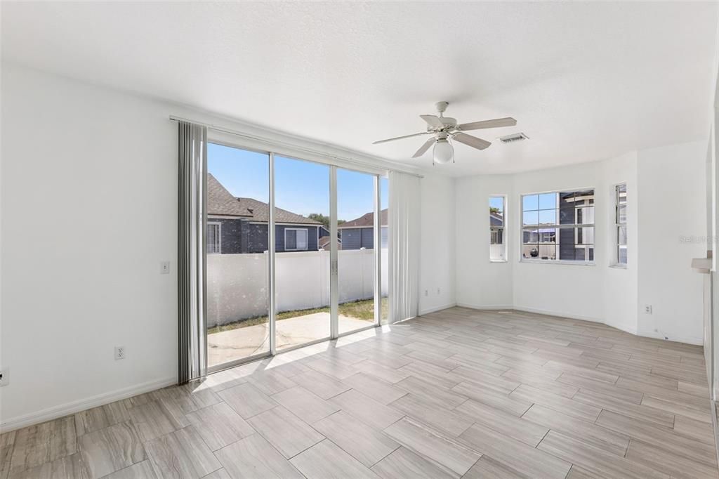 Activo con contrato: $259,900 (4 camas, 3 baños, 1748 Pies cuadrados)