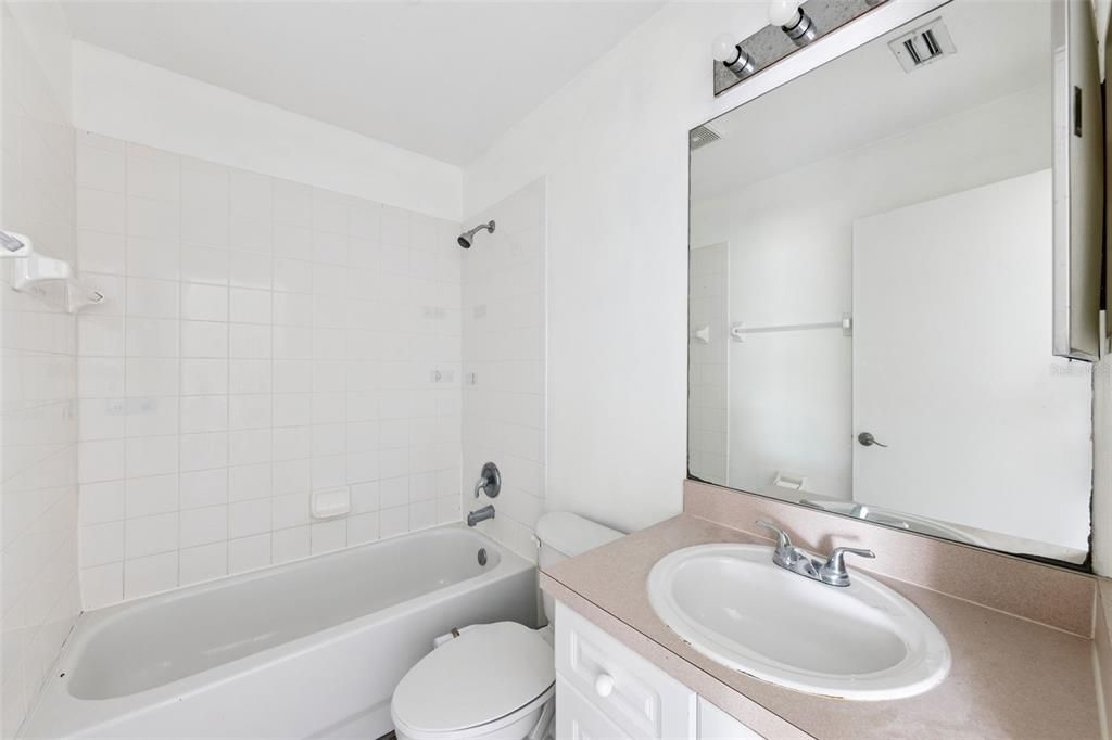 Activo con contrato: $259,900 (4 camas, 3 baños, 1748 Pies cuadrados)