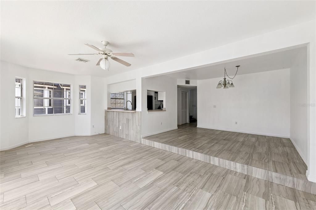 Activo con contrato: $259,900 (4 camas, 3 baños, 1748 Pies cuadrados)