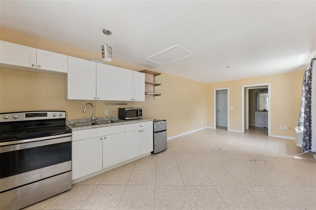 Activo con contrato: $259,900 (4 camas, 3 baños, 1748 Pies cuadrados)