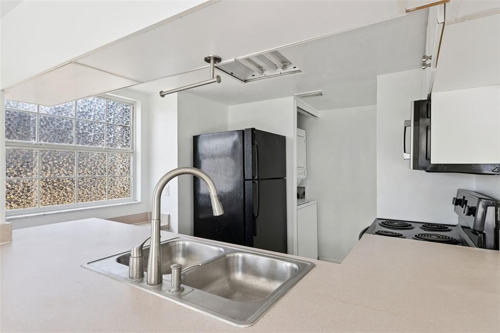 Activo con contrato: $259,900 (4 camas, 3 baños, 1748 Pies cuadrados)