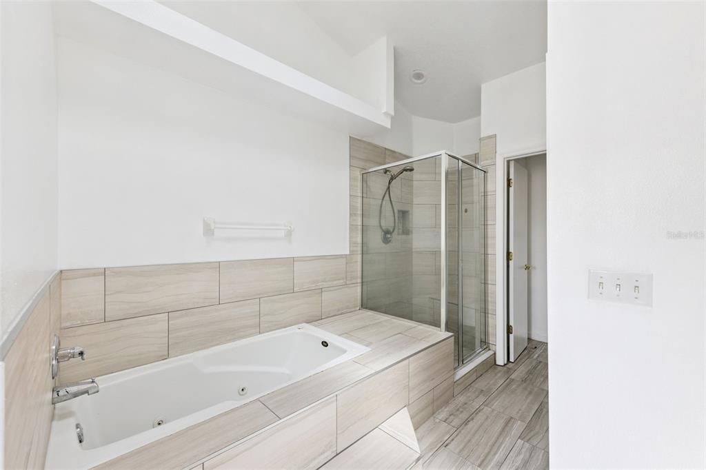 Activo con contrato: $259,900 (4 camas, 3 baños, 1748 Pies cuadrados)