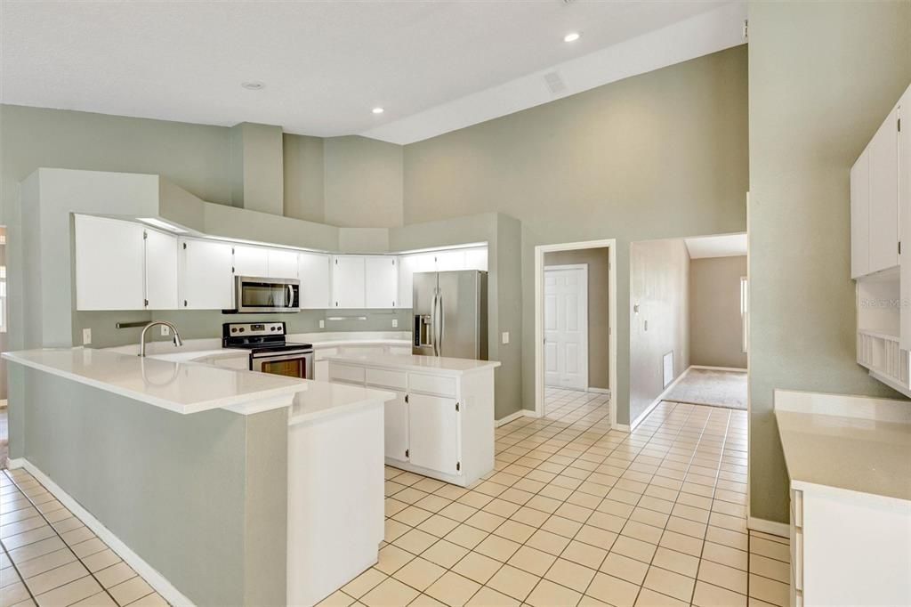 Activo con contrato: $615,000 (4 camas, 3 baños, 2461 Pies cuadrados)