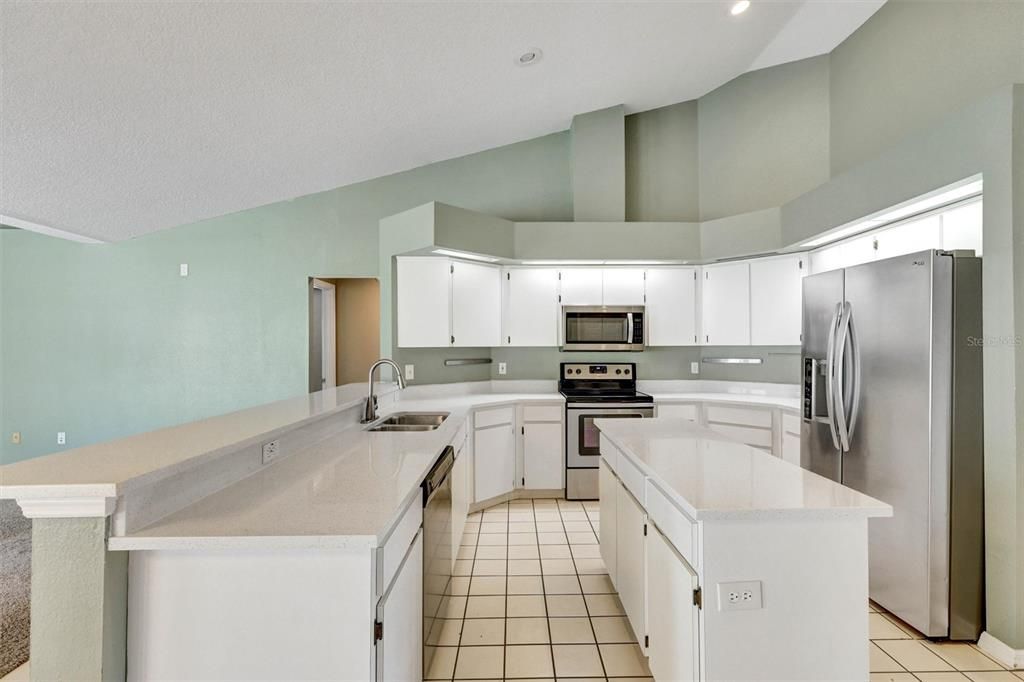 Activo con contrato: $615,000 (4 camas, 3 baños, 2461 Pies cuadrados)