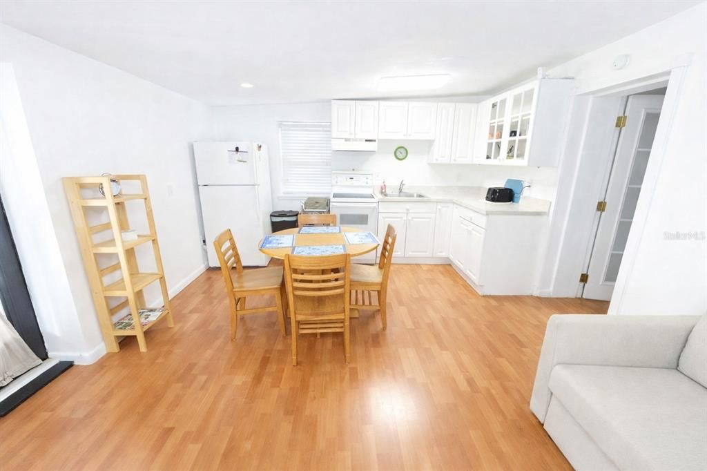 Activo con contrato: $379,999 (4 camas, 2 baños, 2130 Pies cuadrados)